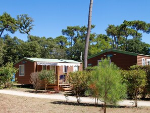 Exterior - Simple Mobile Home Near the Beach on the Island of Oléron (Saint-Trojan-les-Bains)