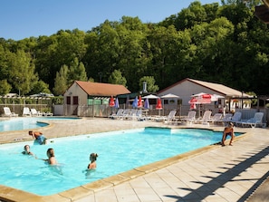 Outdoor pool - Neat Mobile Home With Porch, in the Nature Outside of Paris (Voulangis)