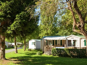 Exterior - Neat Mobile Home With Porch, in the Nature Outside of Paris (Voulangis)