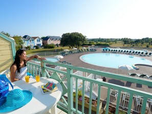 Outdoor dining - Stylish Holiday Home Located Near a Lake in the Vendée (Talmont-Saint-Hilaire)