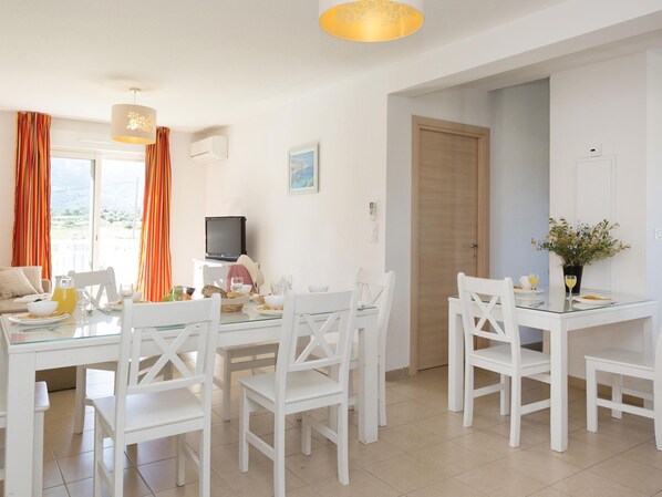 Apartment | Living room - Airy Holiday Home With Garden (Oletta)