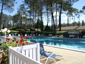 Outdoor pool - Cozy Bungalow With a Terrace Located Just 5 km From the Lake (Lit-et-Mixe)
