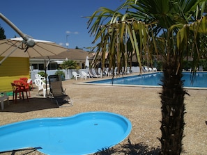 Outdoor pool - Cozy Bungalow With a Terrace Located Just 5 km From the Lake (Lit-et-Mixe)