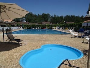 Outdoor pool - Cozy Bungalow With a Terrace Located Just 5 km From the Lake (Lit-et-Mixe)