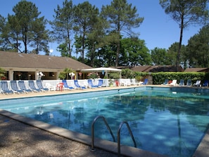 Outdoor pool - Cozy Bungalow With a Terrace Located Just 5 km From the Lake (Lit-et-Mixe)