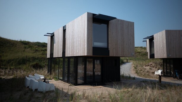 A modern, minimalist beach house with a flat roof, large windows, and a sandy surrounding. - Spacious Lodge Near Zandvoort & the Sea (Zandvoort)