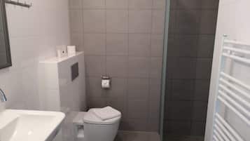 Appartement | Badkamer | Een douche, handdoeken