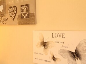 2 Schlafzimmer, individuell eingerichtet, Bettwäsche