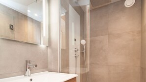 Cottage | Bathroom - Detached eco Cottage, Located on the Grevelingenmeer (Ouddorp)