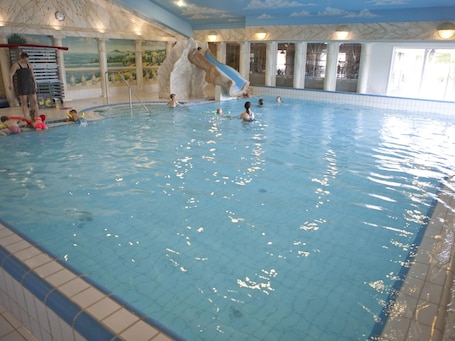 Chalet | Piscina | Una piscina al aire libre. Chalet Retreat Near Forest