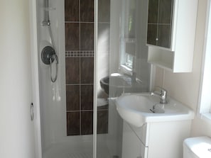 Bathroom - Comfortable and Spacious Chalet Near the Nieuwkoopse Plassen (Woerdense Verlaat)