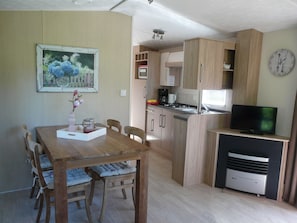 Private kitchen - Comfortable and Spacious Chalet Near the Nieuwkoopse Plassen (Woerdense Verlaat)