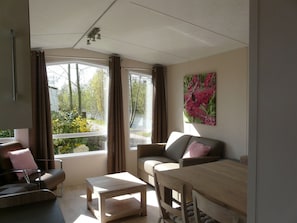 Living room - Comfortable and Spacious Chalet Near the Nieuwkoopse Plassen (Woerdense Verlaat)