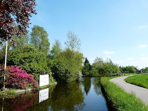 Exterior - Comfortable and Spacious Chalet Near the Nieuwkoopse Plassen (Woerdense Verlaat)