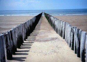A beach with a wooden walkway leading to the ocean. - Luxury Villa, 2 Baths, nr Beach (Koudekerke)