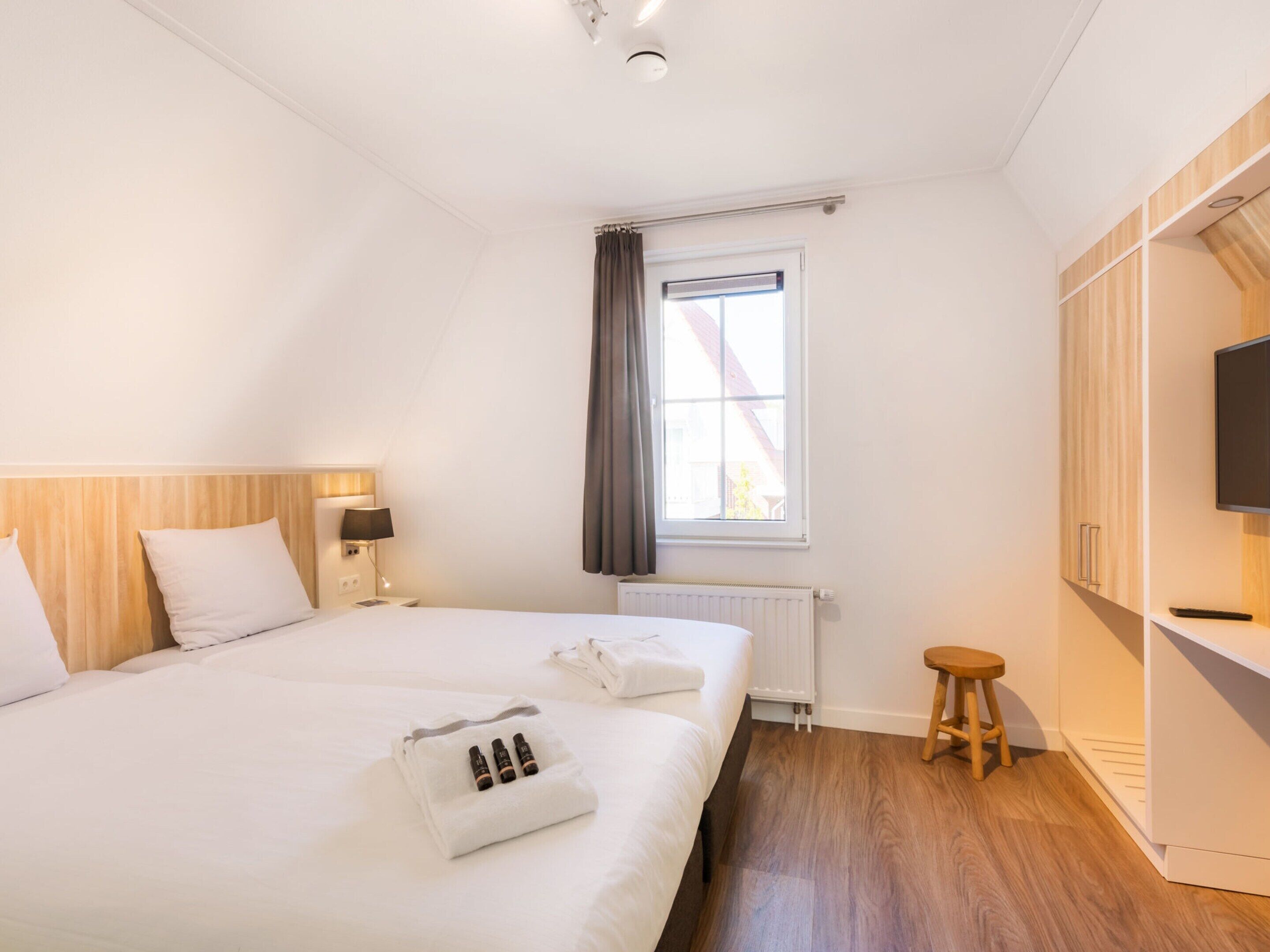 2 bedrooms, individually furnished, internet, bed sheets