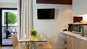 Unclassified image, 3 of 14, button - Nice Studio in the Heart of Cannes 200 m Away From the Beach (Cannes)