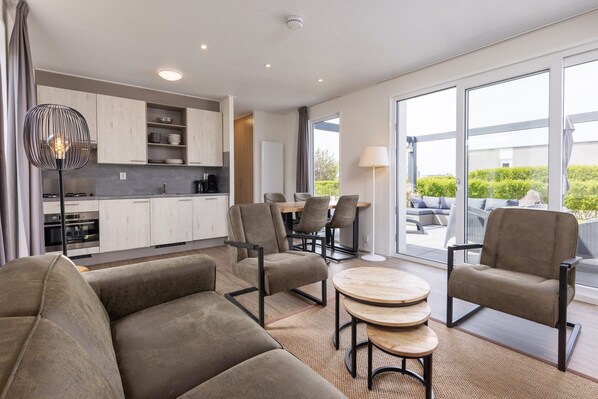 Bungalow | Living room - Modern Lodge With two Bathrooms, Near the Beach (Callantsoog)