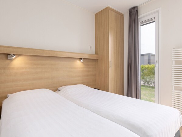 Bungalow | 2 bedrooms, individually furnished - Modern Lodge With two Bathrooms, Near the Beach (Callantsoog)