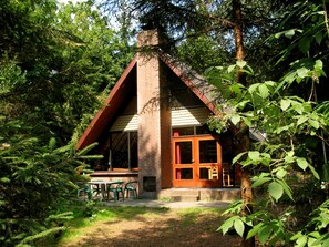 Exterior - Detached Wooden Bungalow With Microwave Surrounded by Nature (Herpen)