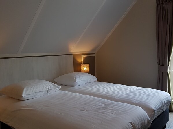 3 bedrooms, individually furnished, bed sheets - Modern Villa With Garden (Almen)