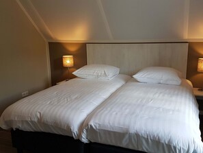 3 bedrooms, individually furnished, bed sheets - Modern Villa With Garden (Almen)