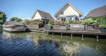 Lovely Holiday Home With Jetty Near Ijsselmeer
