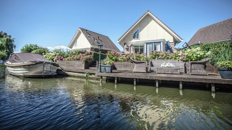Lovely Holiday Home With Jetty Near Ijsselmeer