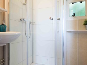 Chalet | Bathroom | Shower - Well-kept Chalet With Wifi, in Noordwijk, sea at 2.5 km (Noordwijk)