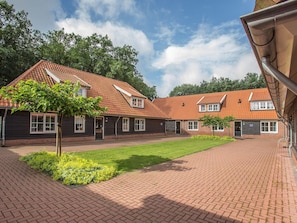 Exterior - Spacious Home With a Whirlpool and six Bathrooms, in Twente (Hoge Hexel)