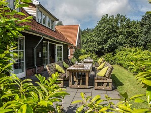 Balcony - Spacious Home With a Whirlpool and six Bathrooms, in Twente (Hoge Hexel)