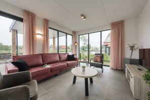 Living room - Luxury Villa on the Water (Ossenzijl)