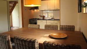 Ferienhaus | Eigene Küche | Kühlschrank, Mikrowelle, Geschirrspüler, Wasserkocher