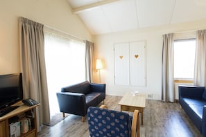 Living room - Comfortable Bungalow With Dishwasher, Near the Beach (Hollum)