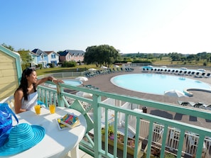 Outdoor dining - Stylish Holiday Home Located Near a Lake in the Vendée (Talmont-Saint-Hilaire)