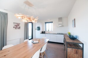 House | Private kitchen | Electric kettle - Villa Oesterdam 4 Persons (Tholen)