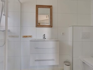 Bungalow | Bathroom - Bungalow With a Terrace at Bedafse Bergen (Uden)