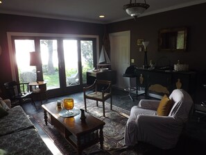 Smart TV, fireplace, DVD player, books