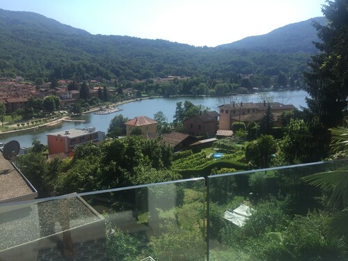 Fantastische hohe Wohnung in der Villa mit Seeblick