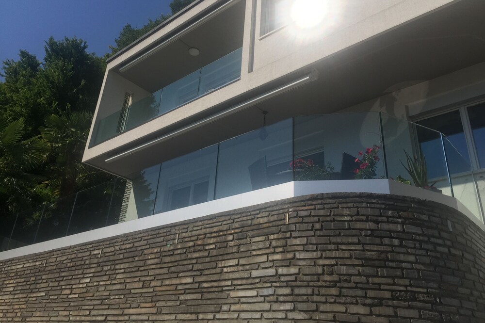 Fantastic high standing apartment in villa with lake view