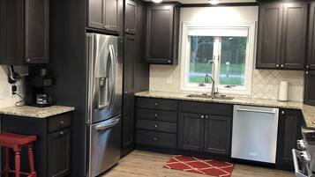 Een koelkast, een magnetron, een oven, een kookplaat