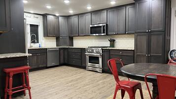 Jääkaappi, mikroaaltouuni, uuni, liesi