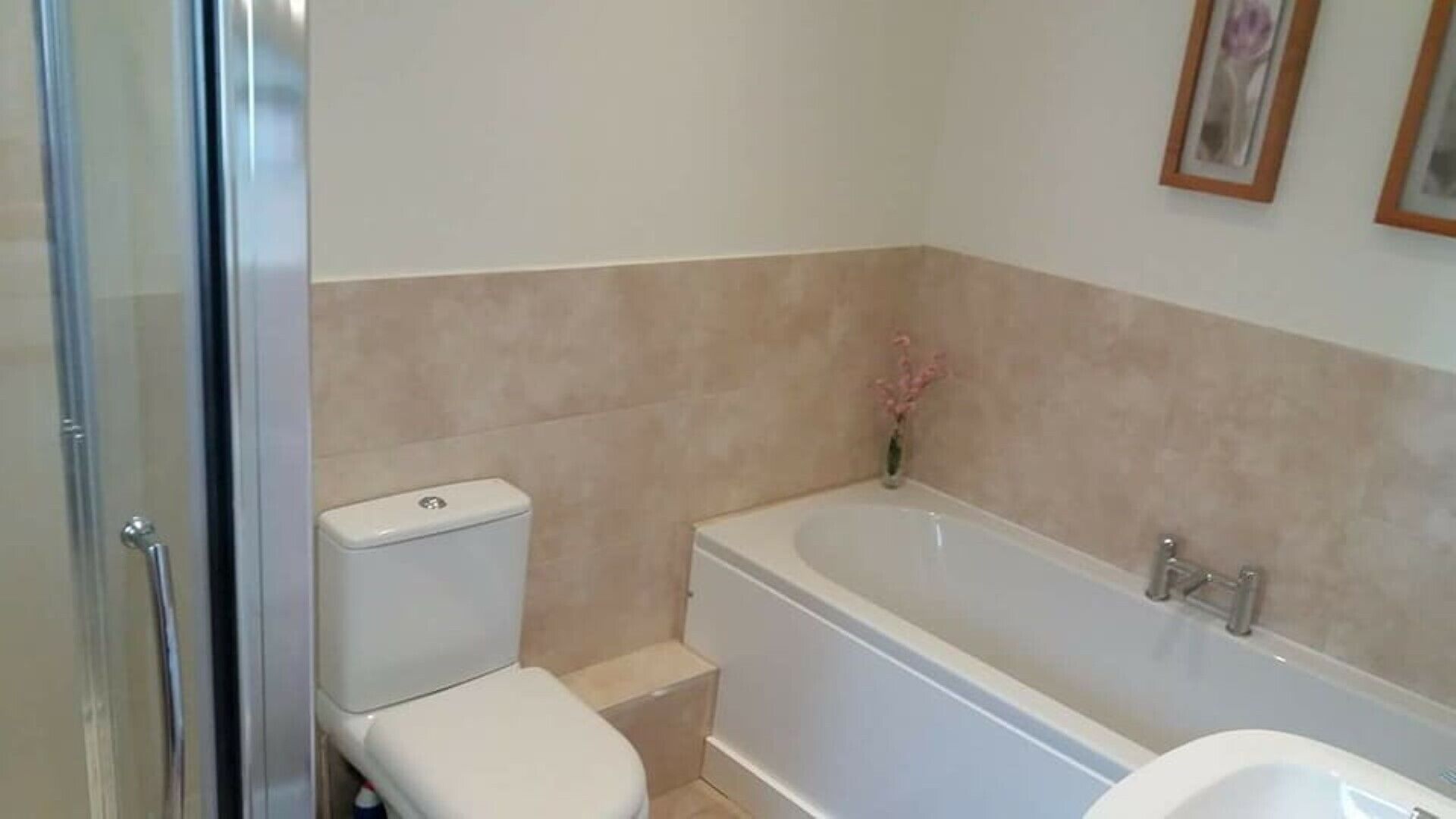 Een haardroger, handdoeken, zeep, toiletpapier