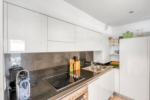 Een koelkast, een oven, een kookplaat, een vaatwasser