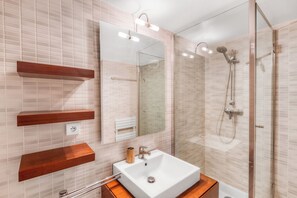 Dusche, Haartrockner, Bidet, Handtücher