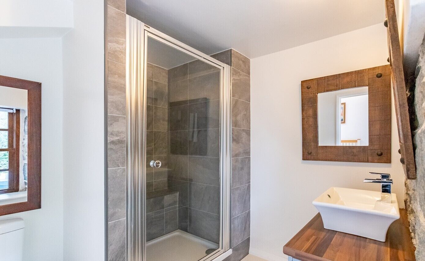 Haartrockner, Handtücher, Seife, Toilettenpapier