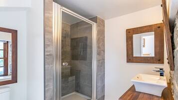 Haartrockner, Handtücher, Seife, Toilettenpapier