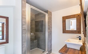 Haartrockner, Handtücher, Seife, Toilettenpapier