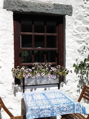 Al fresco dining in the garden