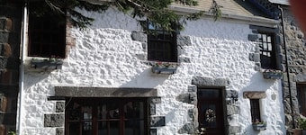 Charming seaside cottage 100 metres from a sandy beach